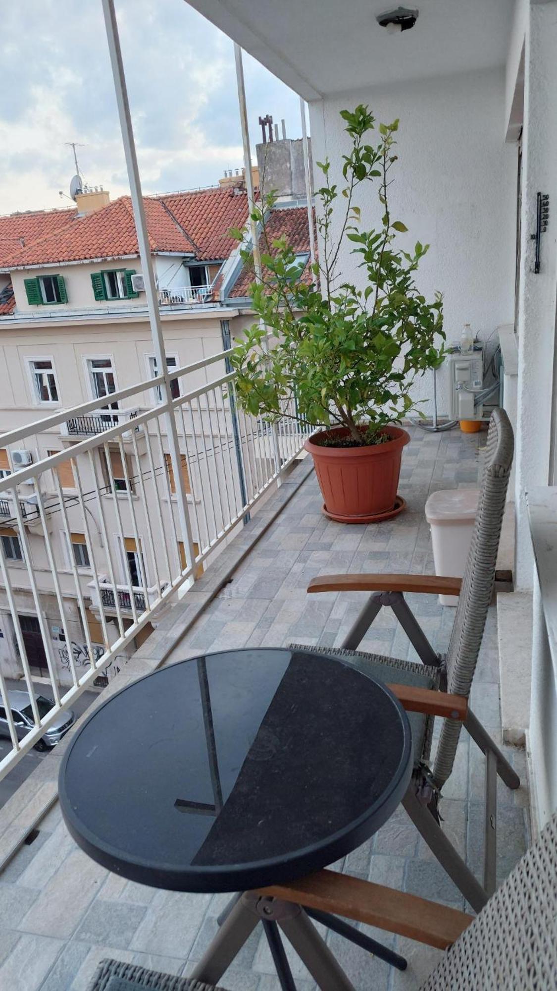 With Private Toilet And Balcony In Center In Shared Appartement *